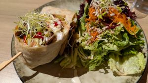 Austernpilz Wrap mit kleinem Salat at Ti's Café in Minheim