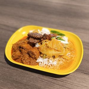 The nasi padang here is so good!
Sayur lodeh, tofu, vegetarian mutton with perfectly cooked potatoes and cucumber on rice for $5.50 + $1 (for the added tempeh).  And the chilli pas at Ci En (Plant Based Vegetarian) 慈恩素食 in Northeast Singapore