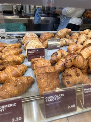 Vegan blackberry croissant (in the middle)  at VCE - Natoo in Venice