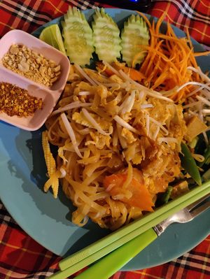Pad Thai mit Ei (vegetarisch) at First Restaurant  in Krabi