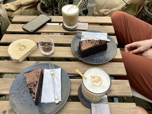 Iced coffees with oat milk and vegan chocolate cakes 👌🏻  at drei & fünf – Rösterei & Café in Traben-trarbach