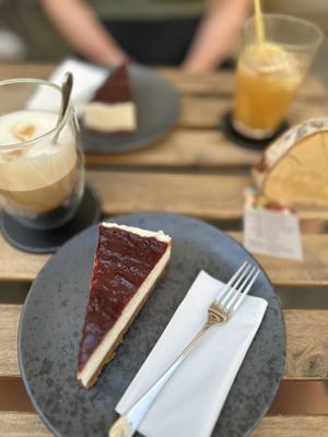 Cheesecake en dirty chai latte met Oatly  at drei & fünf – Rösterei & Café in Traben-trarbach