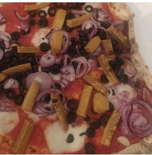 Pizza con Vega wustel cipolle e mozzariso at Pizzeria Origano, Vegania in Bologna