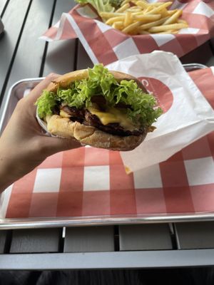 AHHHHHHG I LOVE IT  at Goy's Plant-Based Burgers - Americana in Guadalajara