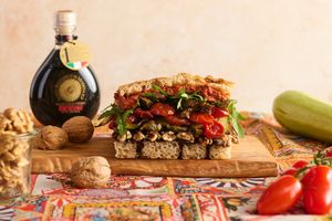 La Vegetale Vegan Focaccia

Fresh focaccia with pesto rosso, walnuts, grilled zucchini, tomato, balsamico cream, rucola at La Posata in Copenhagen