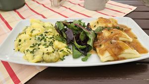 Vegane Gemüsemaultaschen mit Kartoffelsalat at Zum Wilde Männle in Oberstdorf