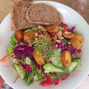 good greens salad bowl (no 🍇 but 🥒) 9,95€ at Dean & David in Magdeburg