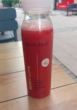 berry love cold pressed juice 3,95€ at Dean & David in Magdeburg