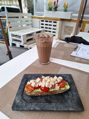  Tostada de tomate e cubos de tofu em ervas. Ovomaltine de bebida. Tudo vegano, claro at Bobó Empório Vegano in Sao Paulo