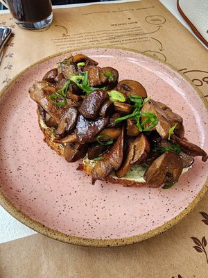 Tostada deliciosa de cogumelos at Bobó Empório Vegano in Sao Paulo