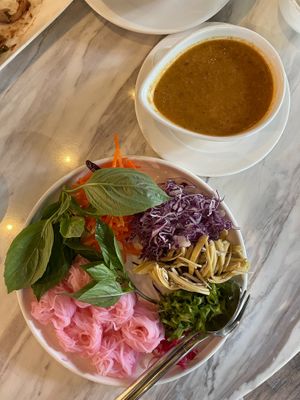 ✅Homnil Rice Noodles with Mushroom Curry Sauce 169 THB
This vegetarian recipe of Thai rice noodle is cooked with miso soup made creamy by using mushrooms.  at Tonklar Facai - Mahidol Salaya in Nakhon Pathom