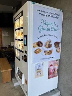 Vending machine outside all vegan   at Uno Yukiko - Gion Soy Milk Ramen - ぎをん豆乳らーめん うのゆきこ in Kyoto