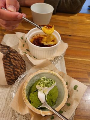Crème brûlée and matcha ice cream at Uno Yukiko - Gion Soy Milk Ramen - ぎをん豆乳らーめん うのゆきこ in Kyoto