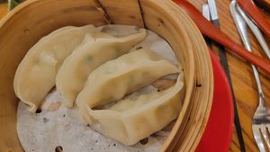 Gyozo at Uno Yukiko - Gion Soy Milk Ramen - ぎをん豆乳らーめん うのゆきこ in Kyoto