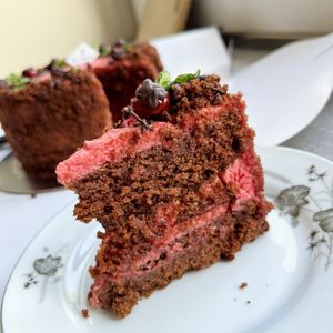 🍒 Vegan Cherry cake: crumbly chocolate biscuits, cherry mousse, fresh cherries, mint, chocolate glaze. Highly recommend! at Vegan Yummies in Yerevan