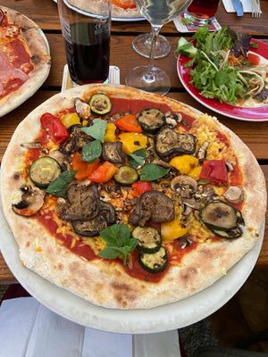 Pizza "Antipasti" with vegan cheese at Salino Holzofenpizza in Bamberg