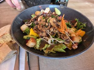 Salat mit gerösteten Nüßen und Pilzen..ein Traum at Salino Holzofenpizza in Bamberg