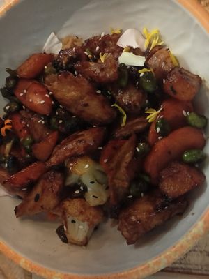 Vegan chicken stir fry at Favorito mi Lugar in Sevilla