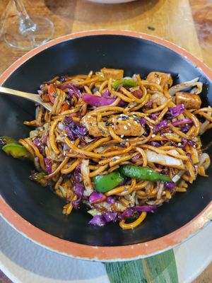 Noodle wok with tofu - in black bean sauce at Favorito mi Lugar in Sevilla