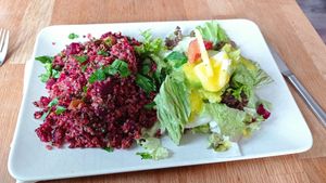Rote Beete Quinoa mit Cashew at Café & Bistro freysinn in Berlin