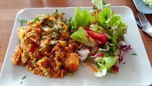 Mujadara mit Spitzkohl, Erdnüssen, Koriander und Salat at Café & Bistro freysinn in Berlin