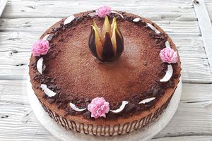 This variation on the popular fig-chocolate raw vegan cake is richly decorated with fresh fig, tea rose flowers, raw chocolate and coconut pieces and a raw chocolate pattern. at Raw Planet in Prague