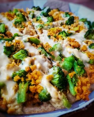 Pizza Frango Veg com Brócolis at La Bella Vegana in Guaruja