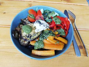 Schwarze Hummus Bowl at Viel-Leicht in Bremen