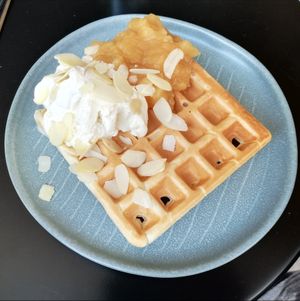 Waffel mit Vanilleeis, Apfelkompott, und Mandeln at Viel-Leicht in Bremen