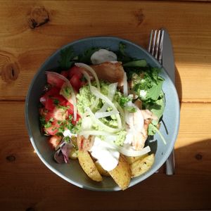 Kartoffel Bowl mit NoChicken, Erbsenguacamole, und Joghurtsauce. at Viel-Leicht in Bremen