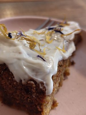 Rübli with frosting 🍰🌼💠🤤 at Viel-Leicht in Bremen
