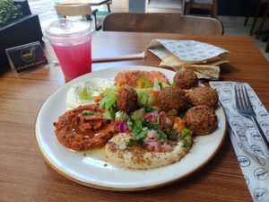 Falafel plate (white meze is yoğurt) and turşu suyu drink at Nohut Falafel Humus in Istanbul
