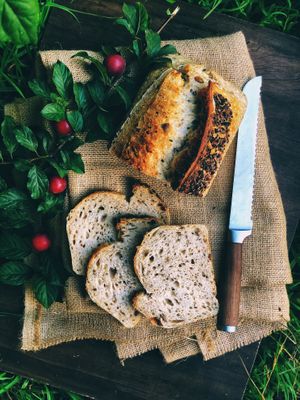 Pan molde blanco con semillas masa madre  at Estoy Huerta Emporio in La Serena