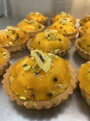 Tarta indiv. Bizcocho de pistcho, frosting vainilla y gelé de maracuya  at Estoy Huerta Emporio in La Serena