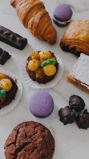 Variedad de pasteleria . Croisstant, macansts , snikers, pan de chocolate, galletones, todo vegan💚  at Estoy Huerta Emporio in La Serena