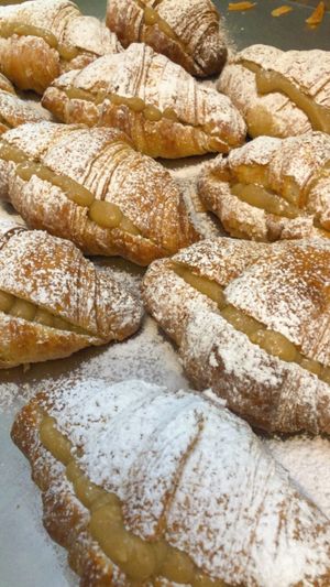 Croissant con manjar   at Estoy Huerta Emporio in La Serena