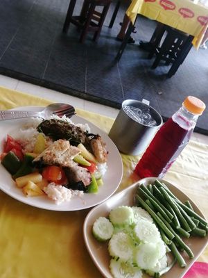rice + veggies + patty at Ran Xahar Ce Khawkixng Vegan Buffet - ร้านอาหารเจข้าวกล้อง in Nakhon Si Thammarat