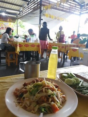 pad thai at Ran Xahar Ce Khawkixng Vegan Buffet - ร้านอาหารเจข้าวกล้อง in Nakhon Si Thammarat