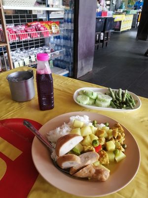 rice + curry at Ran Xahar Ce Khawkixng Vegan Buffet - ร้านอาหารเจข้าวกล้อง in Nakhon Si Thammarat