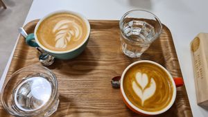 Latte in the back, Flat white in the Front at Ratio Coffee in Salzburg