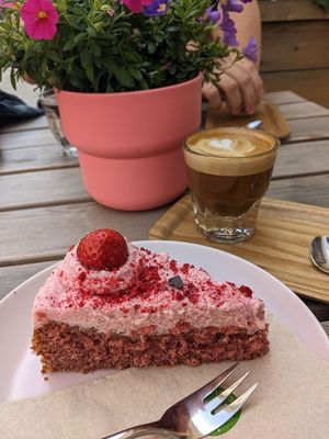 Vegan strawberry cake and magic with oat milk at Ratio Coffee in Salzburg