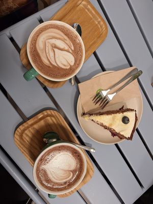 Hot chocolate and berry cake at Ratio Coffee in Salzburg