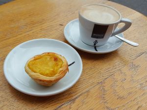 Delicious coffee break. Vegan pastel de nata (ask for the vegan option, they serve four types of it, just one is vegan) and cappuchino with oatmilk.
They also have some vegan cakes at Unser Cafe in Berlin