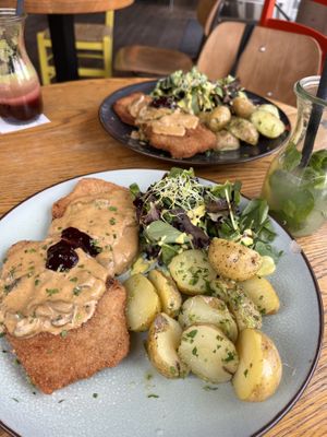 Schnitzel and Dânendrink  at Unser Cafe in Berlin