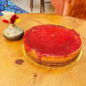 Strawberry cake with vegan cheese at Modi in Mallorca