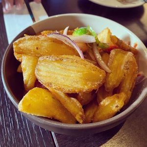 Salt & pepper chips (absolument incroyable, avec une sauce vinaigrée et sucrée)  at Soul Vegan in Edinburgh