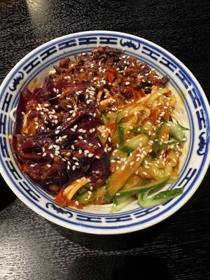 Kleine Portion - Noodle Bowl mit marinierten Nudeln, Soja Hackfleisch, Gurkenstreifen und Rotkohl in YiXiang Sauce   at Kaschemme in Nuremberg