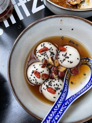 Klebreisbällchen mit Erdnussfüllung, Gojibeeren, Dattel  at Kaschemme in Nuremberg