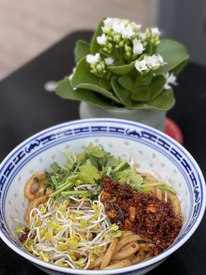 Noodle Bowl mit marinierte Udon Nudeln, Sprossen und Koriander in scharfer Erdnusssauce  at Kaschemme in Nuremberg