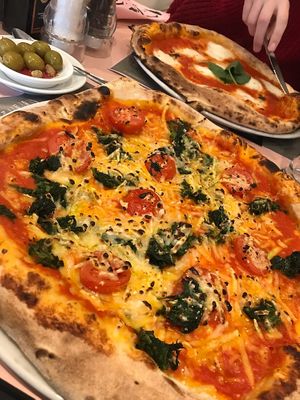 Pizza Cheese   at Francesca & Fratelli - Kröpcke in Hannover